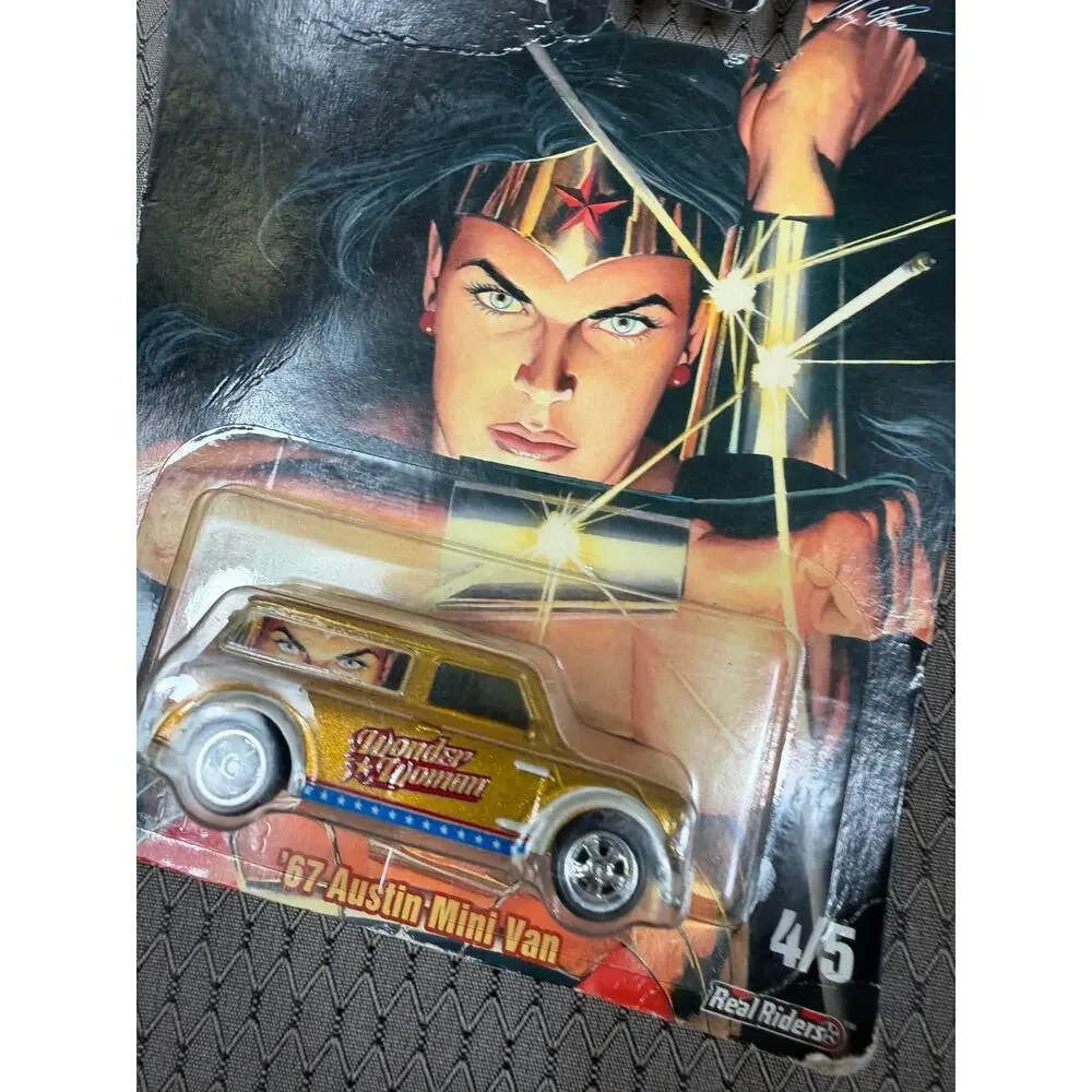 Hot Wheels Pop Culture DC Comics Wonder Woman 1967 Austin Mini Van Gold Sealed